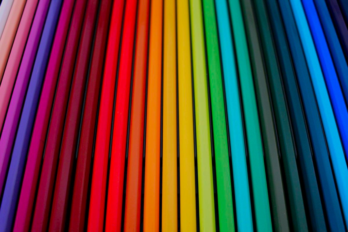 Colored pencils perfectly aligned in tight rows — a metaphor for the skill: the same colorful sticks as the Mikado chaos, now ordered by rules